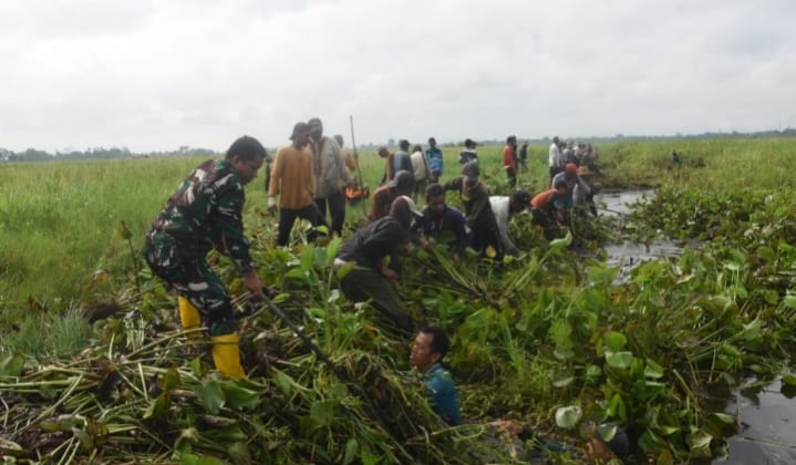 Kodim 1002/HST dan Warga Bersihkan Sungai dalam Rangka HUT ke 80 TNI