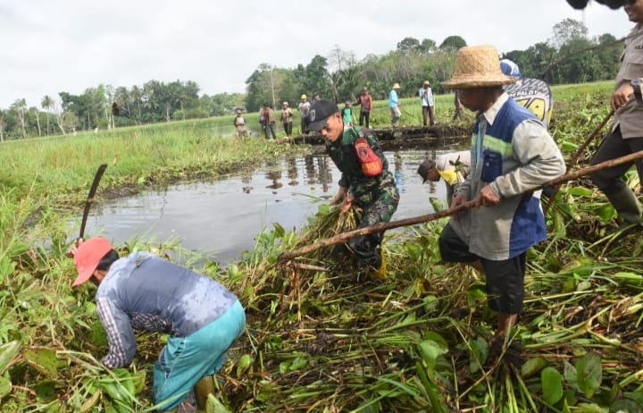 Peduli Lingkungan, Kodim 1002/HST Laksanakan Karya Bakti Pembersihan Sungai
