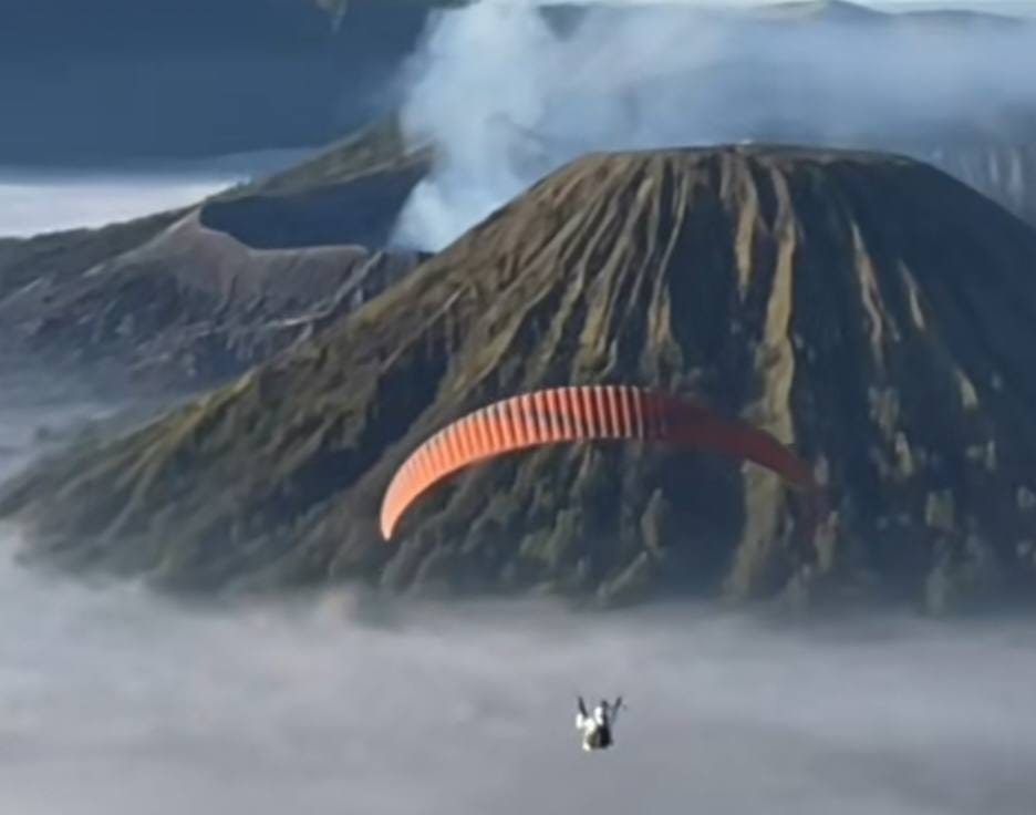 Aktivitas Paralayang Dikawasan Gunung Bromo Tidak Memiliki Izin.