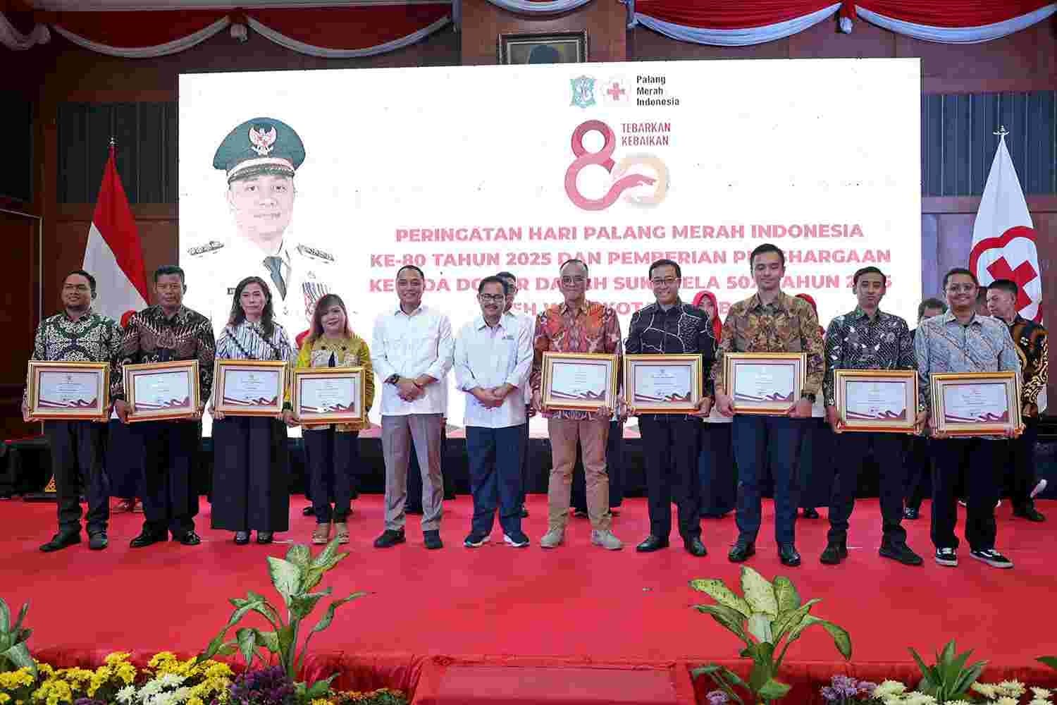 425 Pendonor Menerima Penghargaan Pada Peringatan Hari Palang Merah Indonesia Ke 80.
