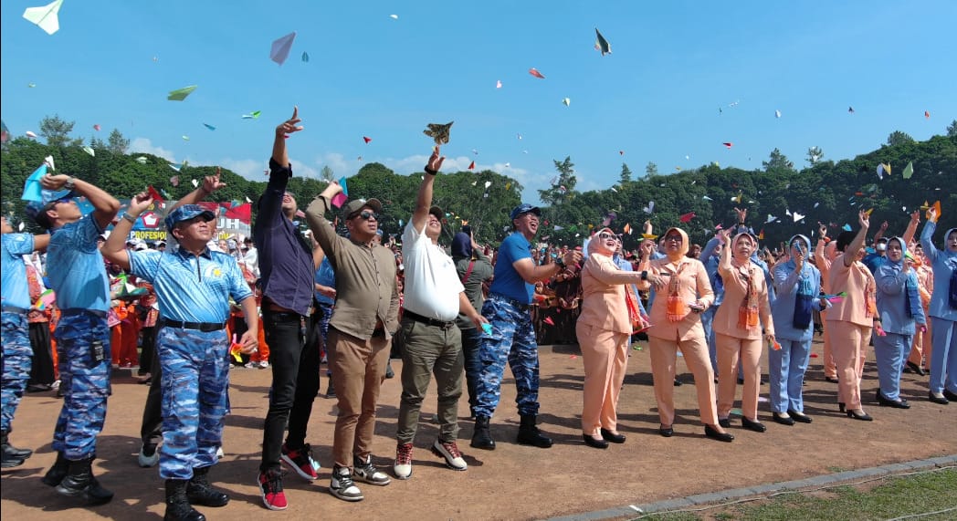 Ribuan Warga Padati Lanud Abd Saleh! Dirgantara Fair 2025 TNI AU Pecahkan Rekor 20.000 Pesawat Kertas