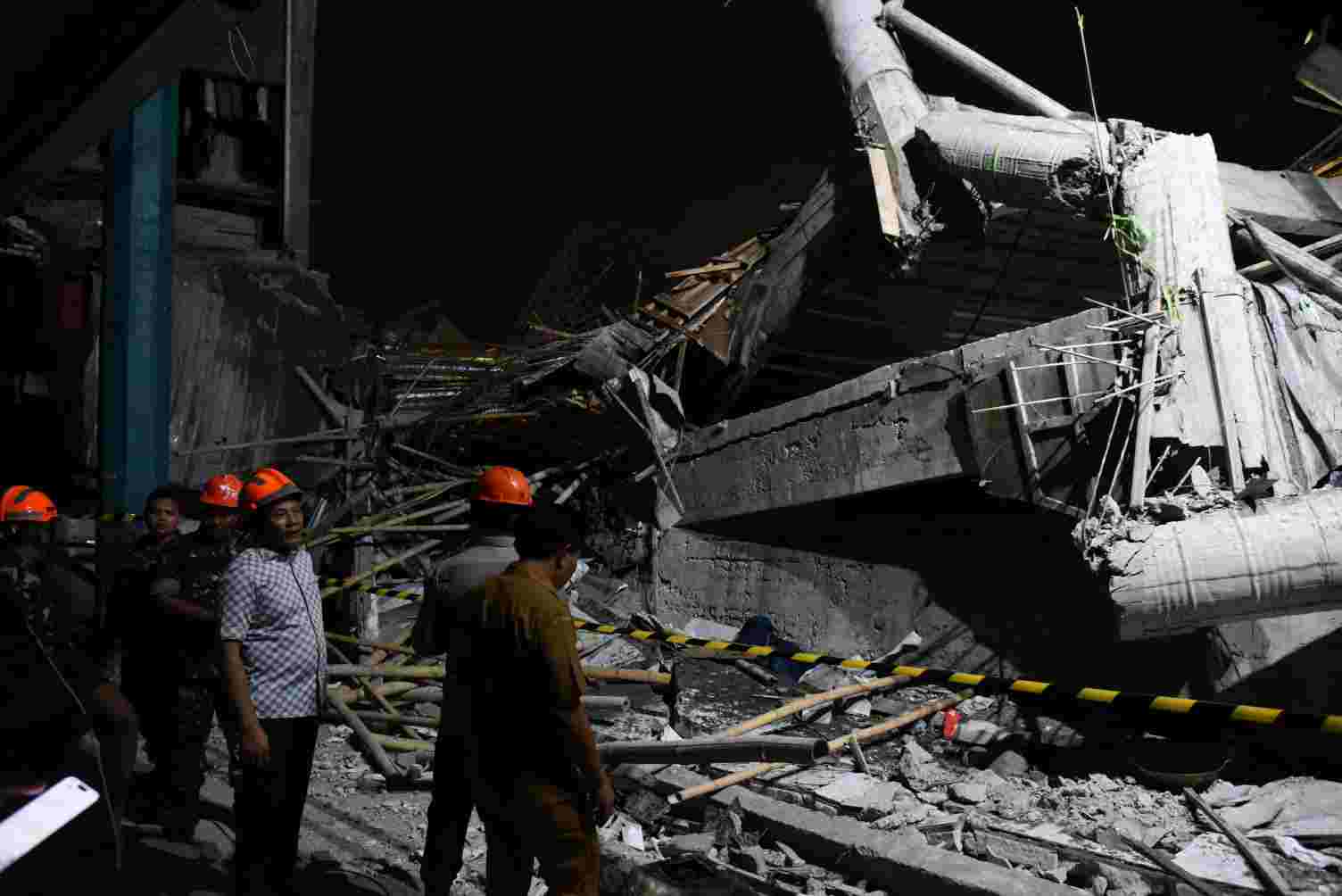 Wagub Jatim Pantau Proses Evakuasi Korban Robohnya Bangunan Di Ponpes Al Khoziny Sidoarjo, 1 Korban Meninggal Dunia.