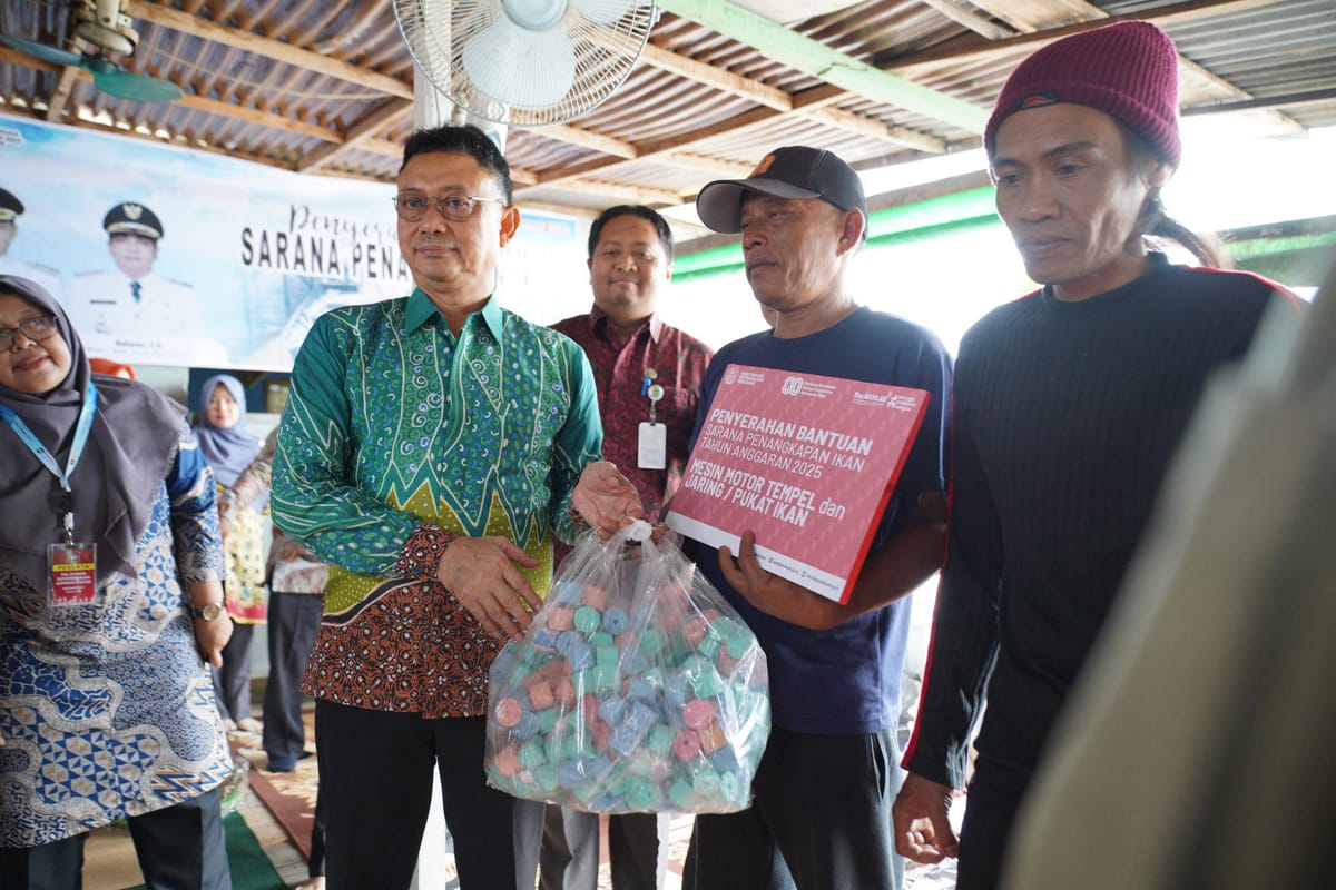 Lima Kelompok Nelayan Kota Pontianak Terima 18 Paket Bantuan