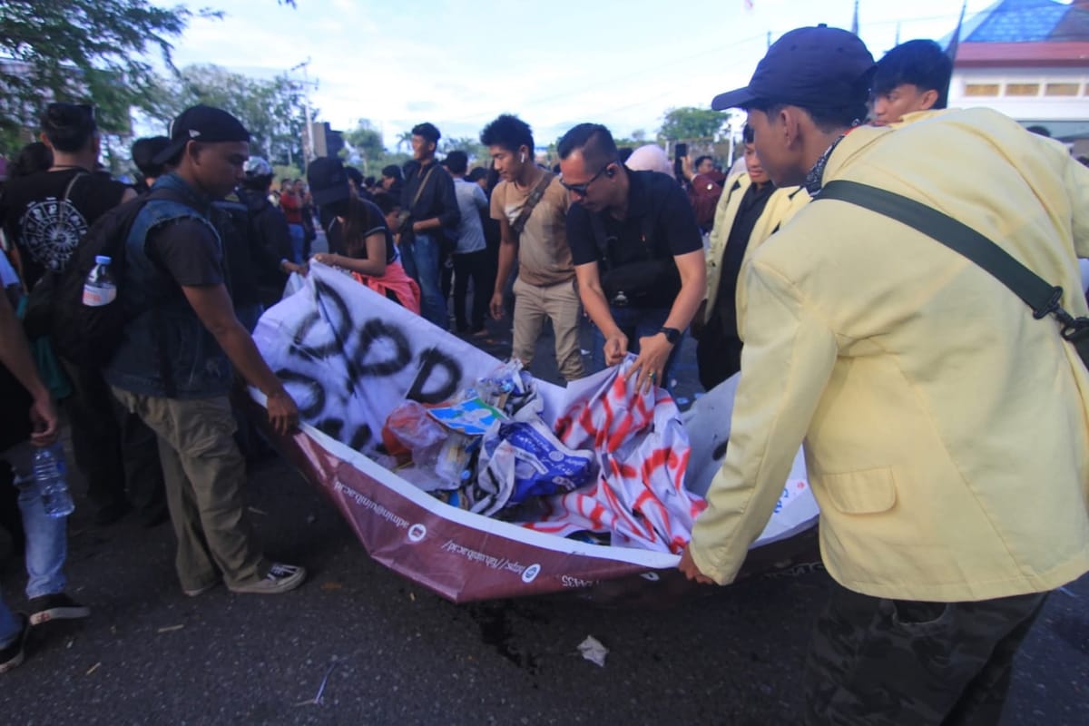 Usai Unjuk Rasa Damai, Mahasiswa di Padang Kumpulkan Sampah Berserakan