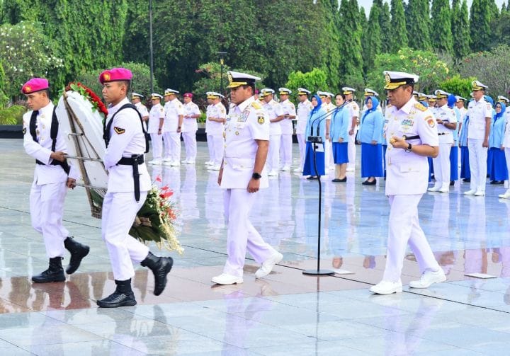 Kasal Pimpin Ziarah Ke TMP Kalibata Peringati HUT TNI Angkatan Laut Ke 80