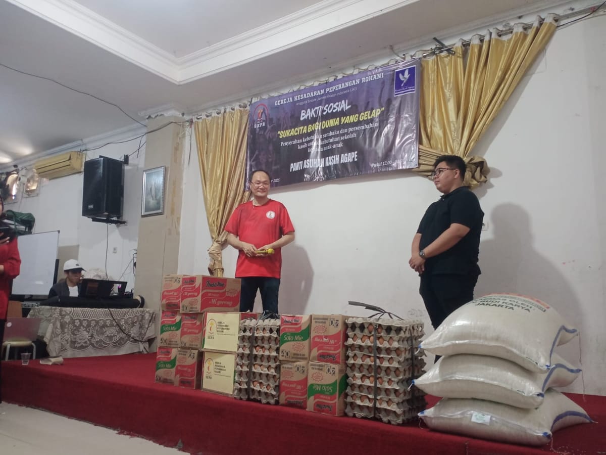 Gereja kesadaran rohani hari ini menyalurkan bantuan ke panti asuhan pondok kasih Agape.