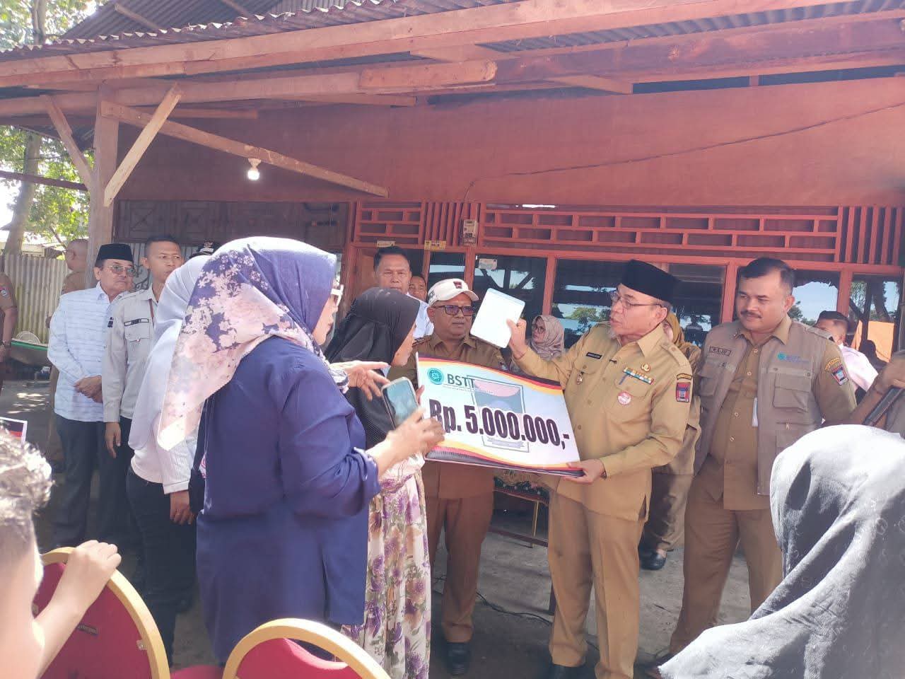 Ringankan Beban Korban Kebakaran, Wawako Maigus Datang Antarkan Bantuan