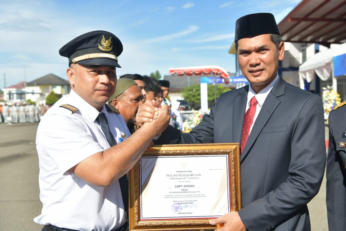 Puncak Peringatan Harhubnas, Dishub Aceh Serahkan Penghargaan kepada Tokoh Transportasi