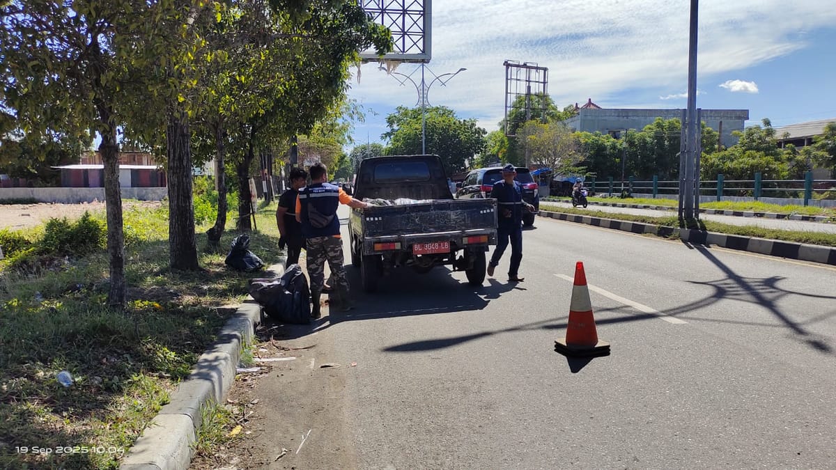 Tindaklanjuti Instruksi Bupati, DLH Aceh Besar Mulai Benahi Jalan Protokol