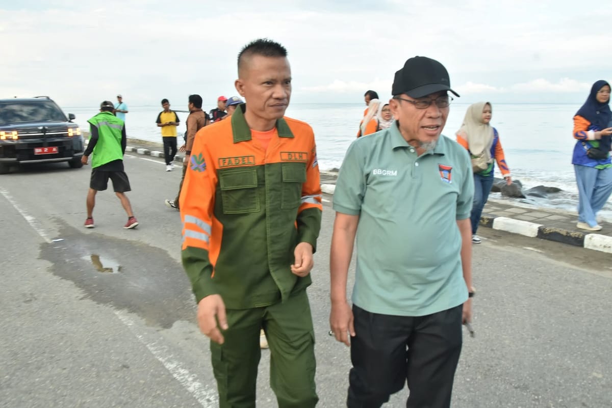 Aksi Bersih Pantai Warnai World Cleanup Day 2025 di Padang
