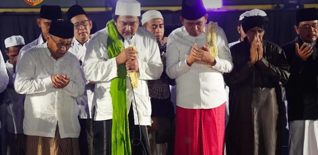 KH. Moh. Kholil As’ad Memimpin Shalawat Pada Pagelaran Budaya Seni dan Religi