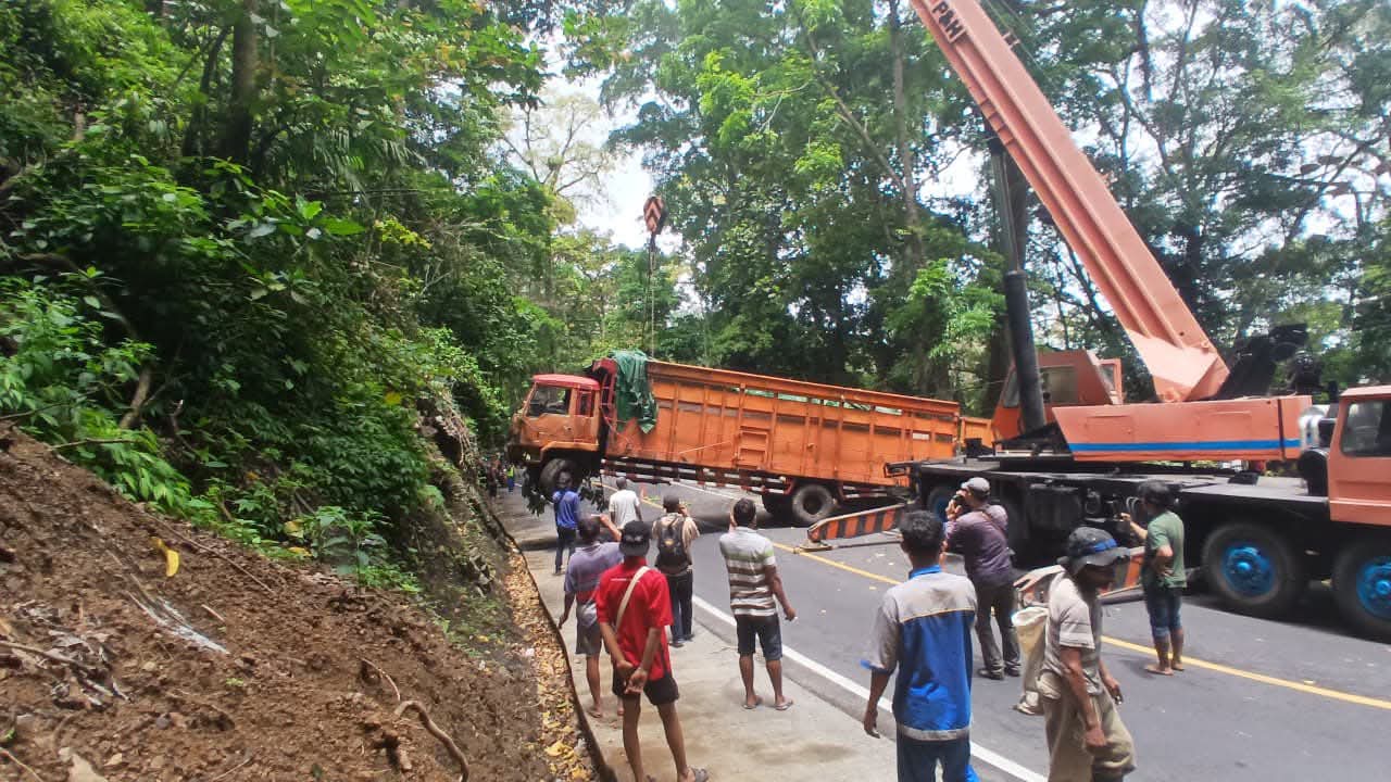 Jalur Lintas Gumitir Kembali Normal Pasca Evakuasi Truk Masuk Jurang