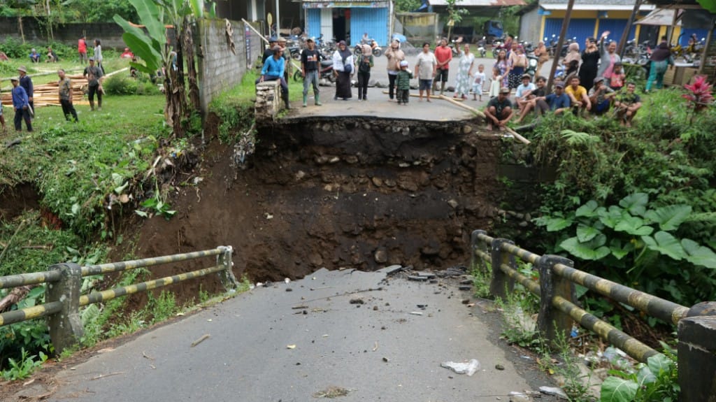 Gotong Royong Warga Bangun Jembatan Darurat, Pemkab Lumajang Siapkan Pembangunan Permanen