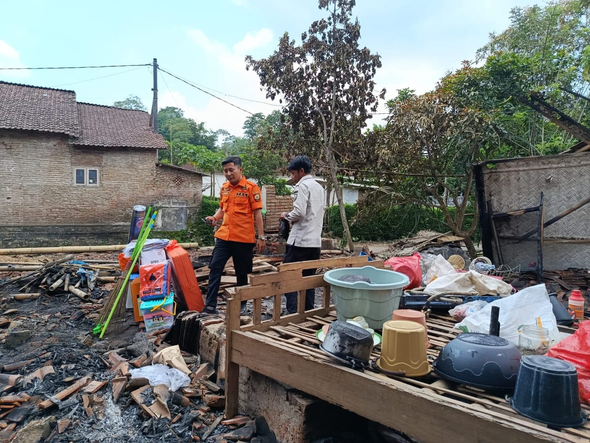 BPBD Jember Turunkan Tim Jitupasna Dan Salurkan Bantuan Pasca Kebakaran