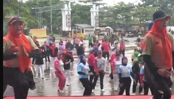 Ratusan Warga Meriahkan Senam Massal KORMI, Meski Diguyur Hujan