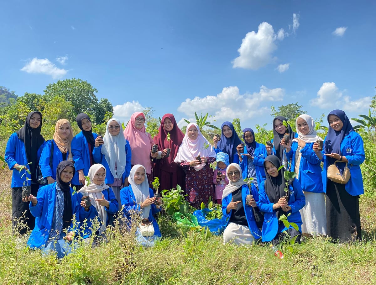 Pengabdian Kepada Masyarakat PkM Dosen Pendidikan Biologi Unismuh Makassar, Hijaukan Pusdiklat Bollangi Lewat Penanaman Bibit Buah