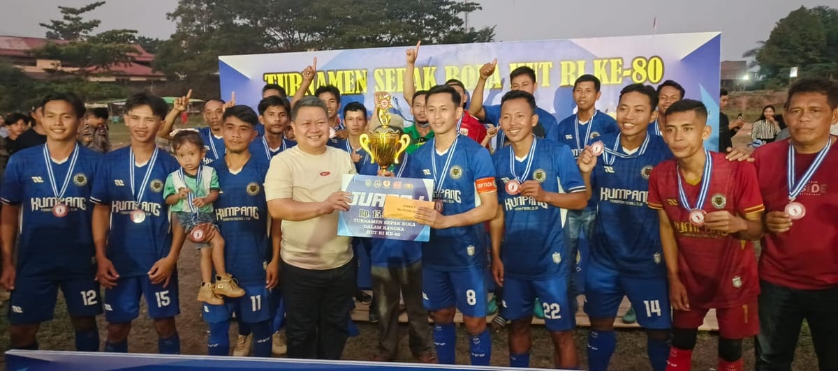 Turnamen Sepak Bola Piala Askab PSSI Sekadau Resmi Ditutup, Laskar Kumpang FC Raih Juara