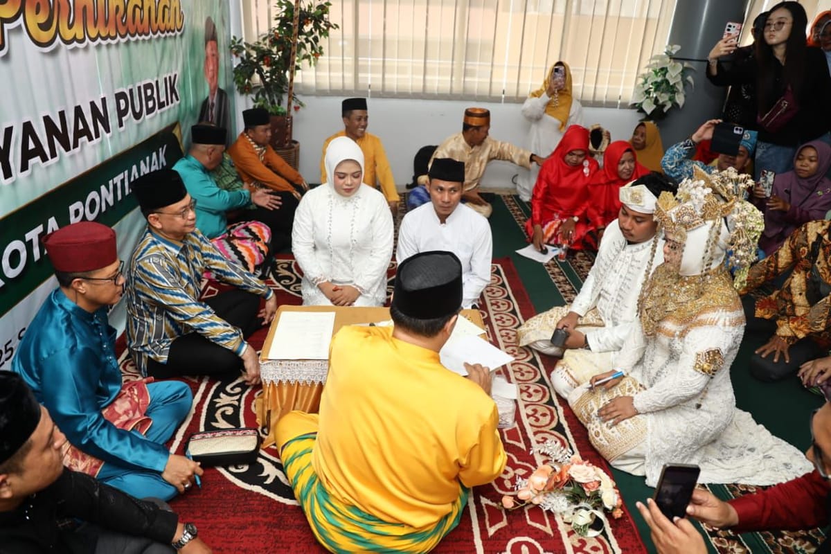 Naik Sampan ke MPP, Pasangan Asal Siantan Resmi Menikah Disaksikan Wali Kota Pontianak