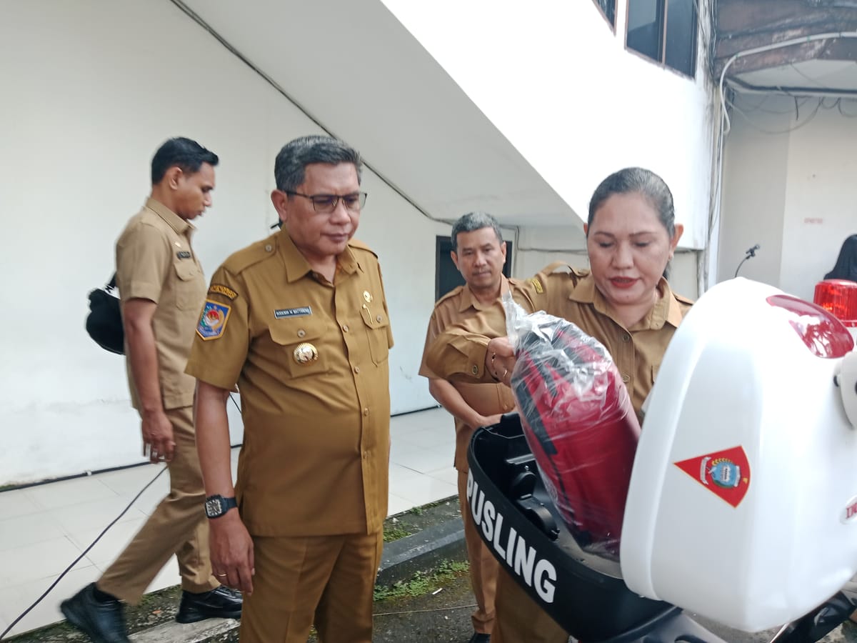 Wali Kota Ambon Serahkan 10 Motor Pusling Bagi Puskesmas