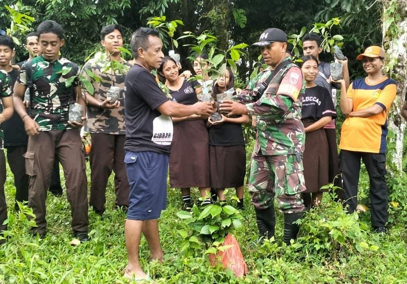 Kodim 1504/Ambon Bersama Warga, Tanam Seribu Bibit Pohon Pala