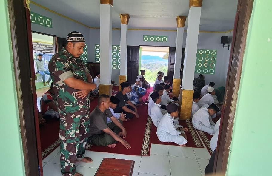 Anggota Posko TMMD 126 Kodim 1504/Ambon Sholat Jumat Bersama