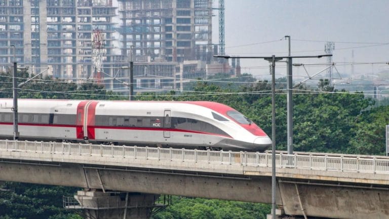 Penumpang :  Naik Whoosh Cepat tapi Ngabisin Duit