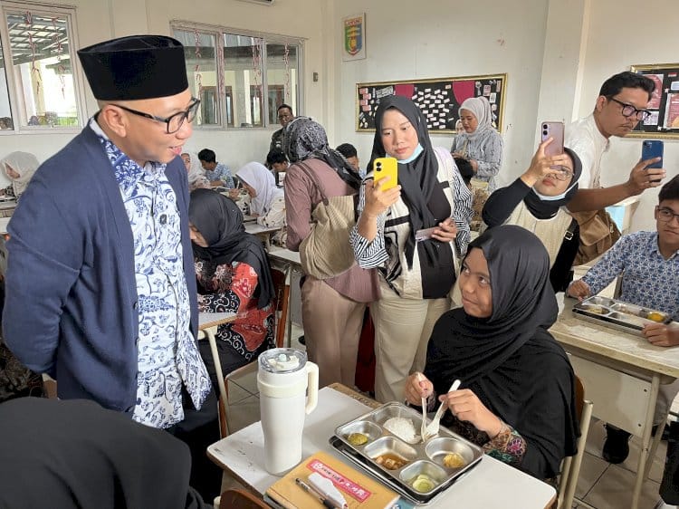 Tinjau Pelaksanaan MBG Di SMP N 2, Gubernur Mirza Lanjut Tinjau SPPG Rajabasa Bandarlampung