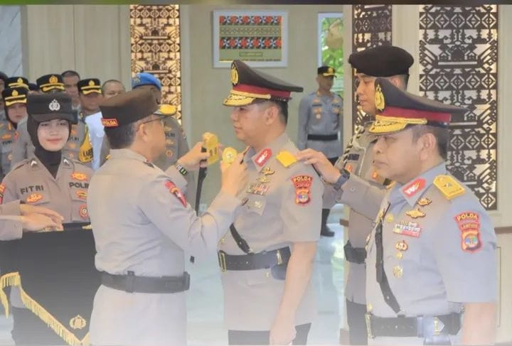 Kapolda Lampung Irjen Pol. Helmy Santika, Pimpin Upacara Sertijab Wakapolda Lampung