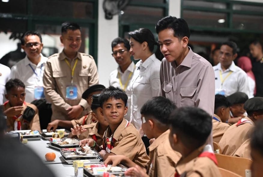Wapres Gibran disamping Gubernur Sherly Tjoanda saat mengunjungi Sekolah Rakyat di Ternate (Foto : Istimewa) 