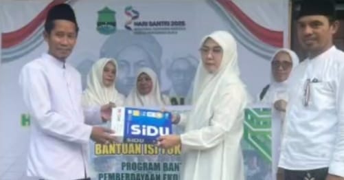Kemanag Kota Ternate Salurkan Bantuan Beras dan Pengisian Toko Santri