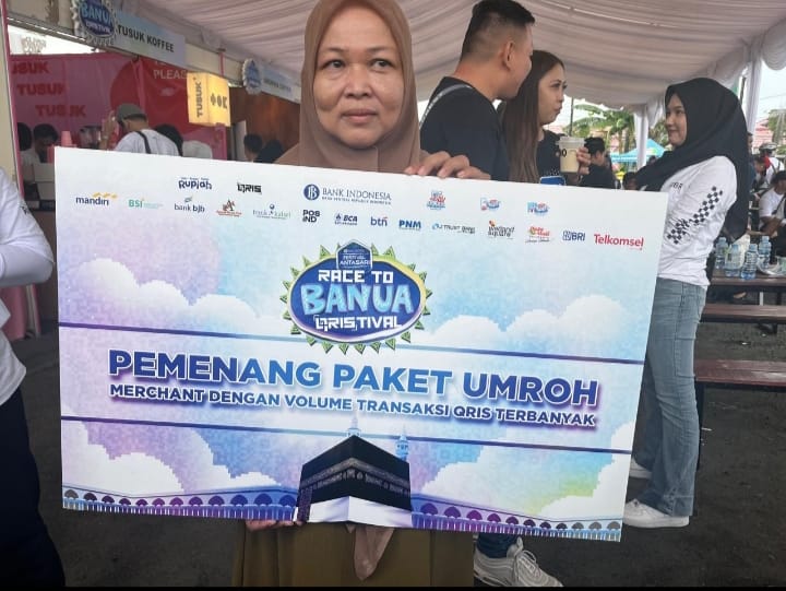 Transaksi Gunakan QRIS Bank Kalsel, Sri Supianingsih Dapat Undian Umrah Bank Indonesia