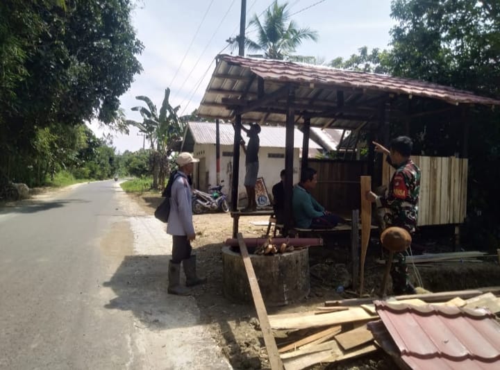 Semangat Gotong Royong Warga Aluan Mati dan Babinsa Hidupkan Kembali Pos Kamling