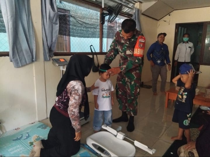 Babinsa Koramil 1002-01/Batang Alai Selatan Dampingi Kegiatan Posyandu Anggrek di Desa Anduhum