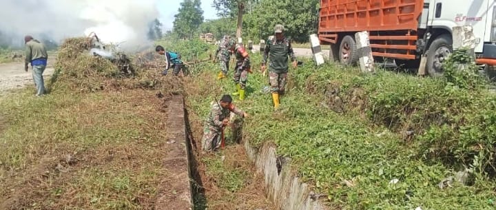 Laksanakan Program PKTD, TNI dan Masyarakat Kapar Gotong Royong Bersihkan Jalan Desa
