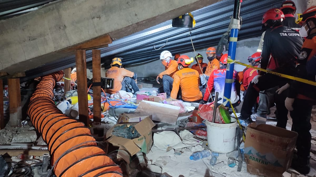 Semangat Tak Pernah Padam Tim Penyelamat Korban Ponpes Al Khosiny Buduran.