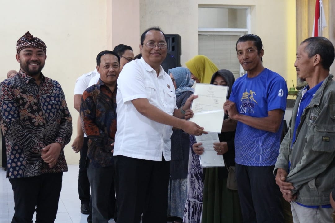 Pemerataan Kepemilikan Tanah, 50 Warga Sumberbrantas Terima Sertipikat Redistribusi dari Pemkot Batu