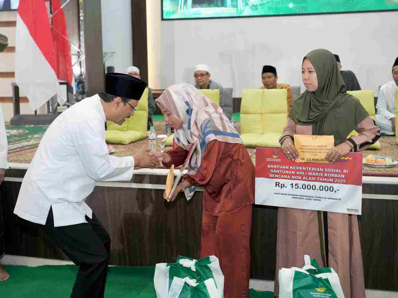 Kemensos Salurkan Santunan dan Beri Pemberdayaan Korban Runtuhnya Gedung Al-Khoziny .