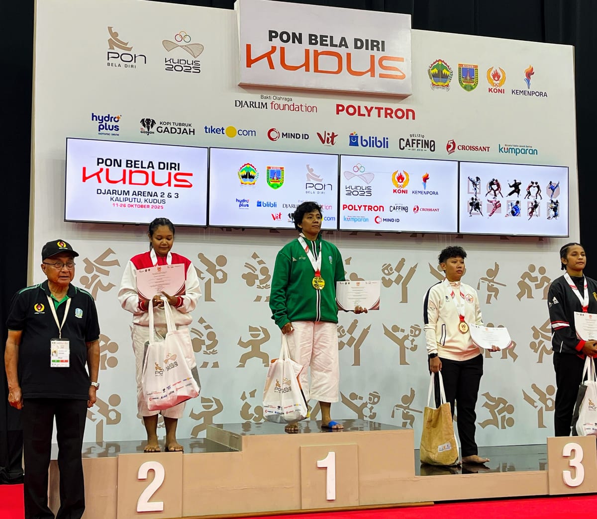 Atlet Kempo Jatim Aisyah Amini Berhasil Merebut Medali Emas PON Bela Diri Kudus 2025.