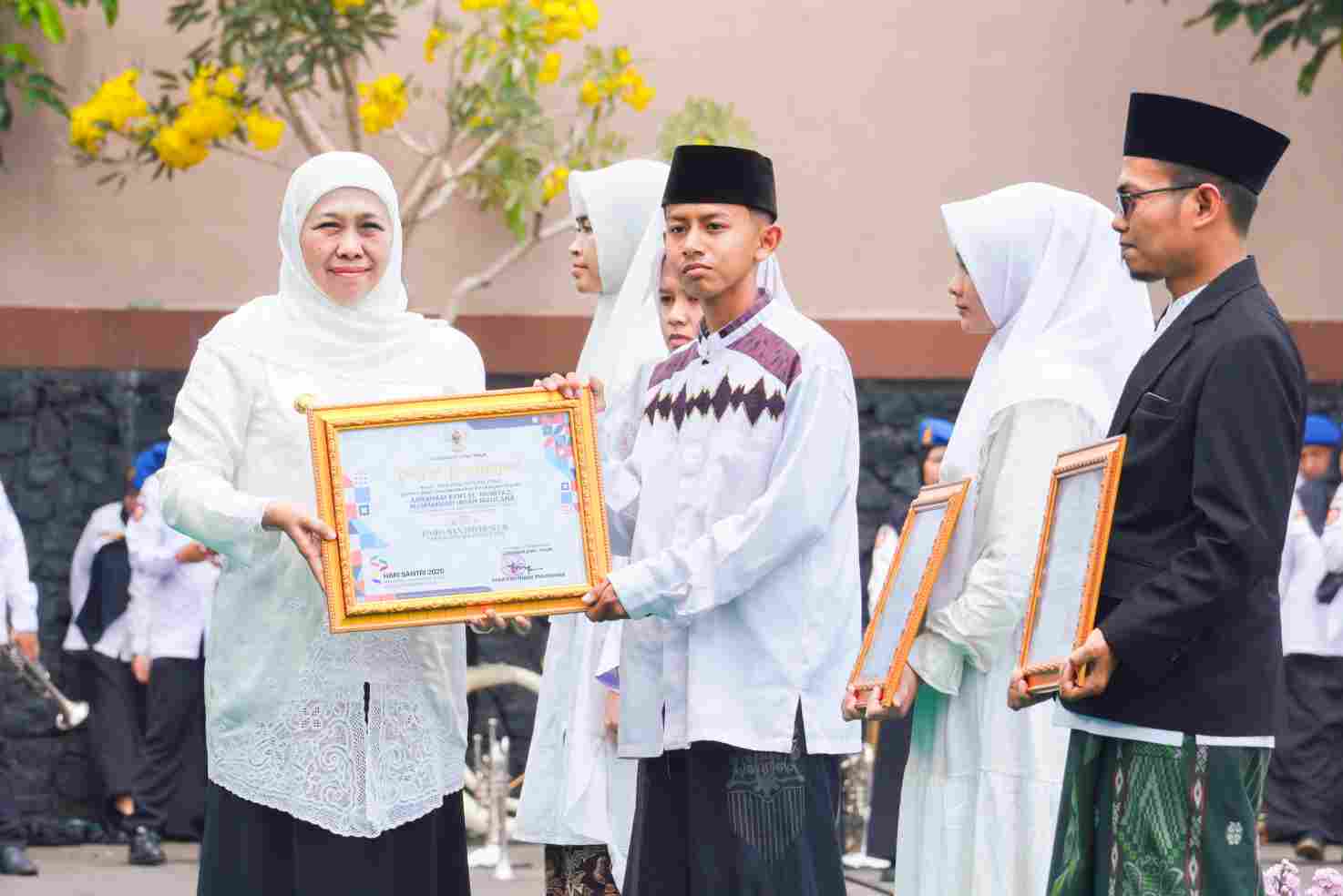 Gubernur Khofifah Pimpinan Apel Hari Santri 2025 Di Ponpes An-Nur Bululawang Malang
