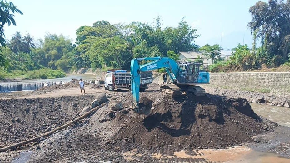 Pemkab Banyuwangi Lakukan Pengerukan di Dasar Bendungan Garit Alas Malang