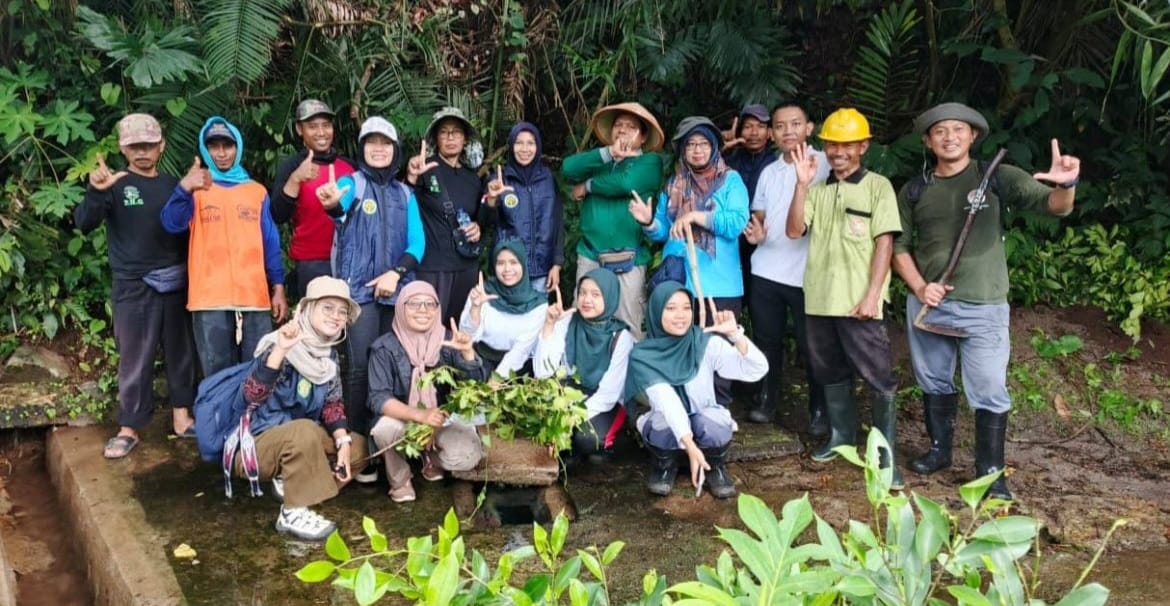 DLH Ponorogo Tanam 300 Bibit Pohon Sekitar Sumber Air Kecamatan Pulung