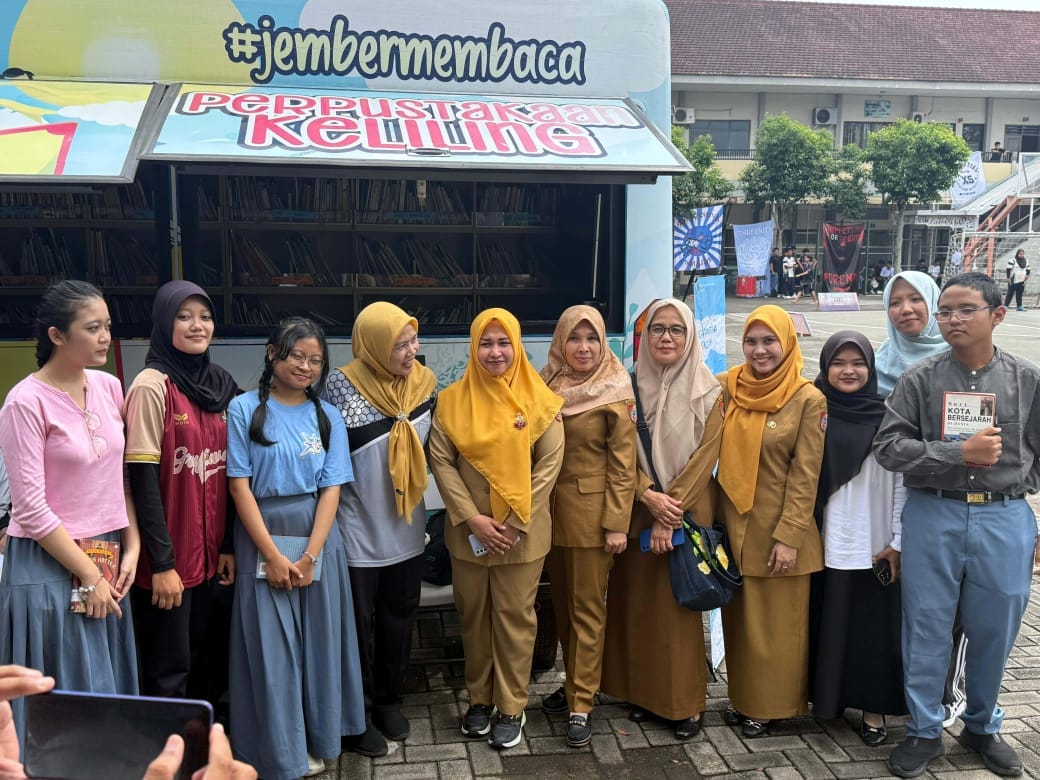 Praktik Kerja Siswa Magang Menggunakan Bus Perpustakaan Keliling