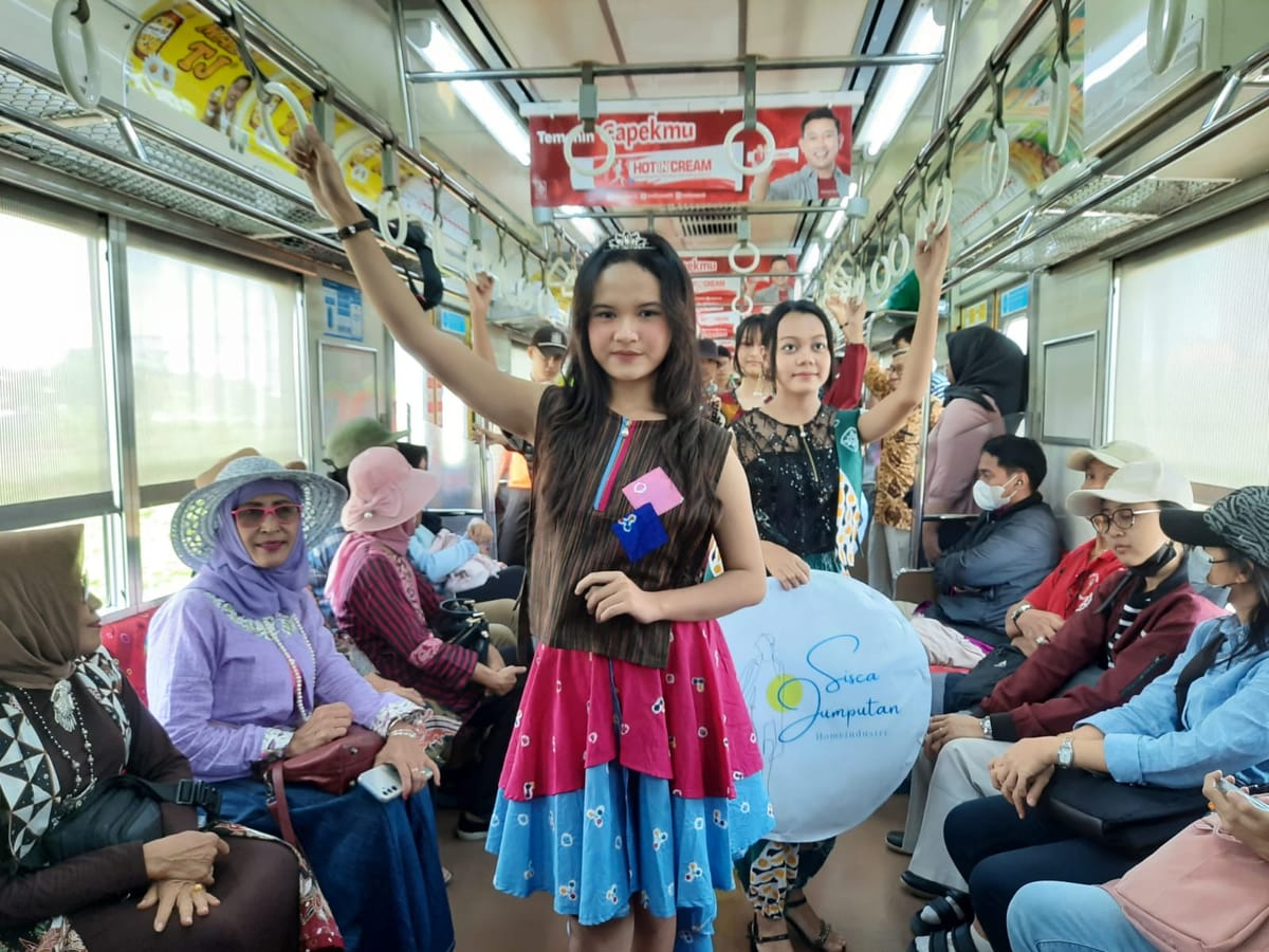 Unik, Fashion Show Dalam KRL Solo Balapan - Palur