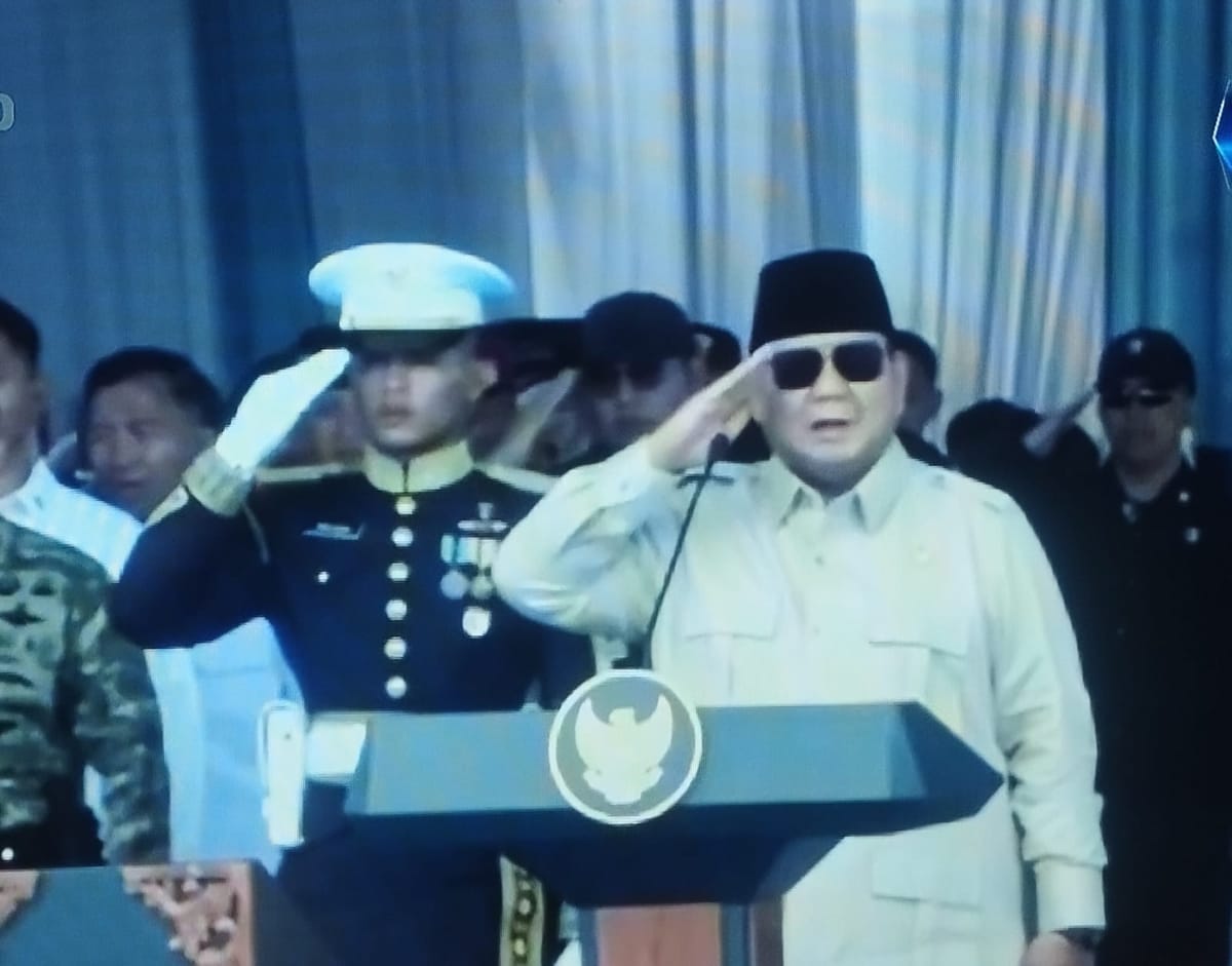 Presiden  Prabowo Saksikan Parade Kapal Perang TNI AL Dan Beri Penghargaan Kepada Purnawirawan TNI