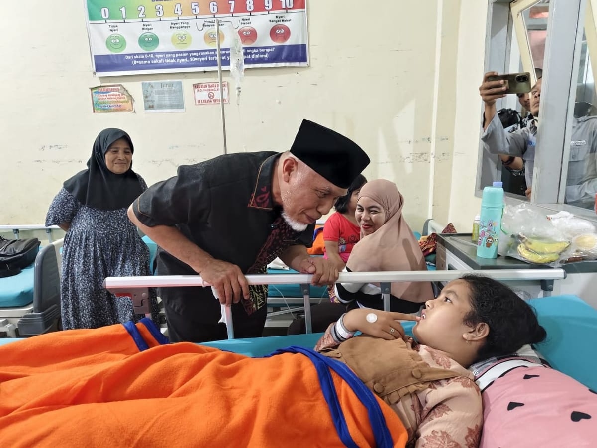 Gubernur Sumbar Mahyeldi, Tinjau Korban Dugaan Keracunan MBG di Kabupaten Agam