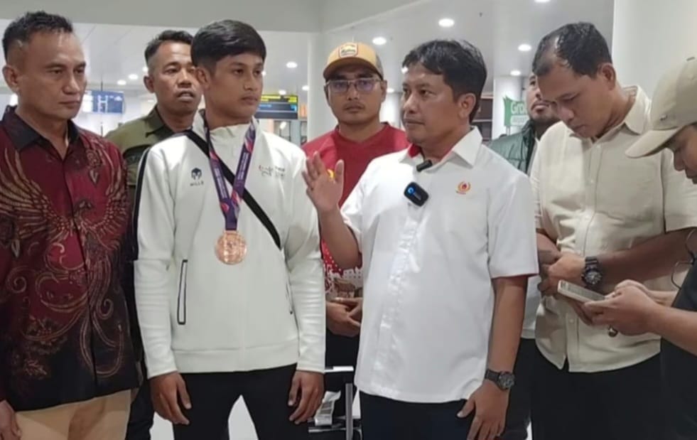 Ketua Umum KONI Sumbar Jemput Juara Dunia Sambo Pertama Indonesia Asal Sumbar