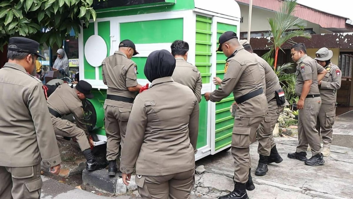 Satpol PP Padang Sapu Bersih Lapak di Ruang Publik