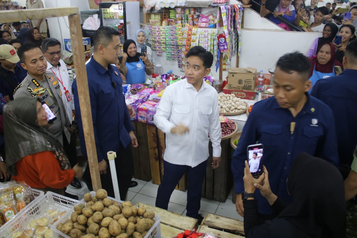 Wapres Gibran dan Gubernur Hendrik Disambut Meriah di Pasar Mardika, Sapa Pedagang dan Tinjau Harga Bahan Pokok