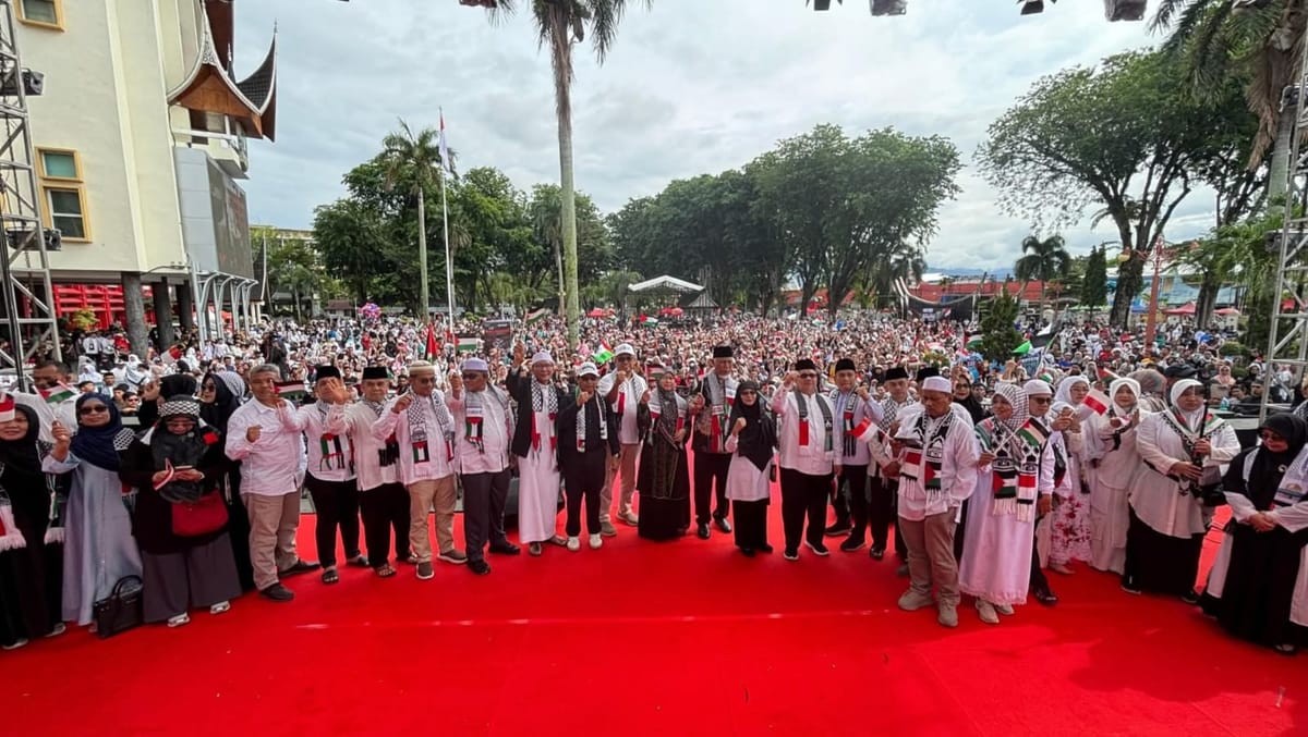 Ribuan Warga Padati Halaman Kantor Gubernur Sumbar, Donasi untuk Palestina Tembus Rp2 Miliar