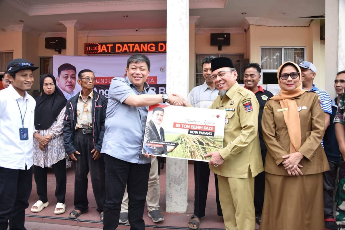 Dorong Swasembada Pangan, Kelompok Tani Kota Padang Dapat Bantuan Alsintan